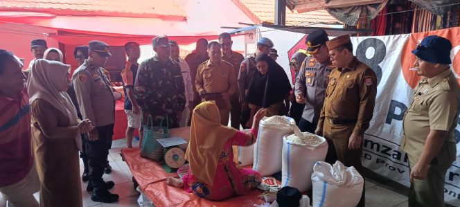
					Jaga Stabilitas Harga Pangan, Babinsa Dan Tim Pengawasan Terpadu Sidak Pasar Tradisional