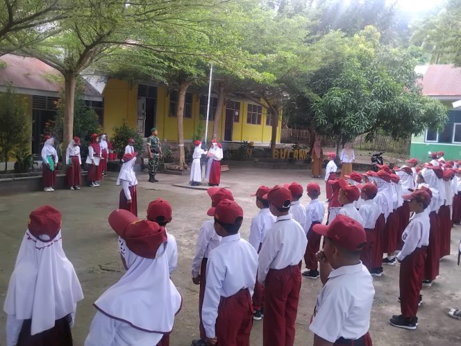 
					Jadi Pembina Upacara, Babinsa Bone Pantai Tanamkan Jiwa Nasionalisme Kepada Para Pelajar SD   