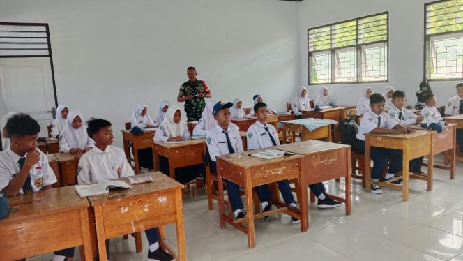 
					Tumbuhkan Jiwa Patriotisme, Babinsa Berikan Wasbang ke Pelajar Sekolah