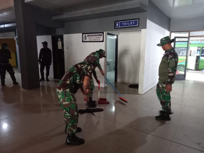
					HUT TNI Ke-80, Kodim 1304/Gorontalo Gotong Royong Bersihkan Fasilitas Umum   