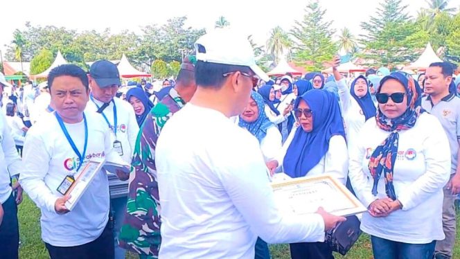 
					18 Perangkat Desa di Kabupaten Gorontalo Terima Penghargaan pada Apel Akbar 2025