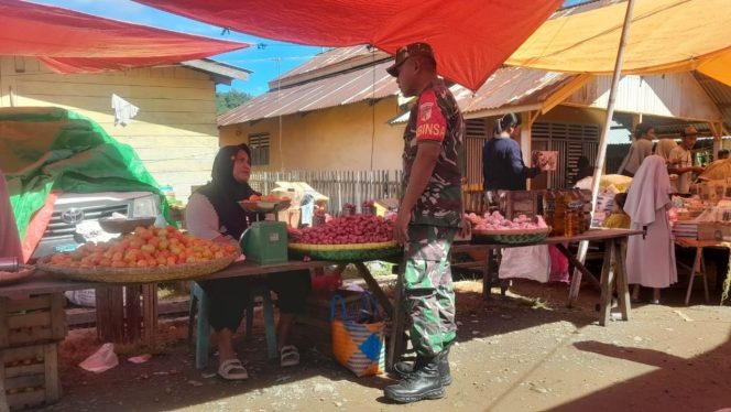 
					Sertu Parman Simbo Cek Harga Sembako di Pasar Minggu Bulontio Barat