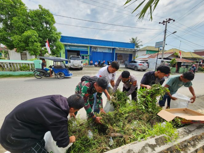 
					Wujudkan Lingkungan Sehat, Babinsa Bersama Warga Dembe Jaya Gotong Royong Bersihkan Jalan